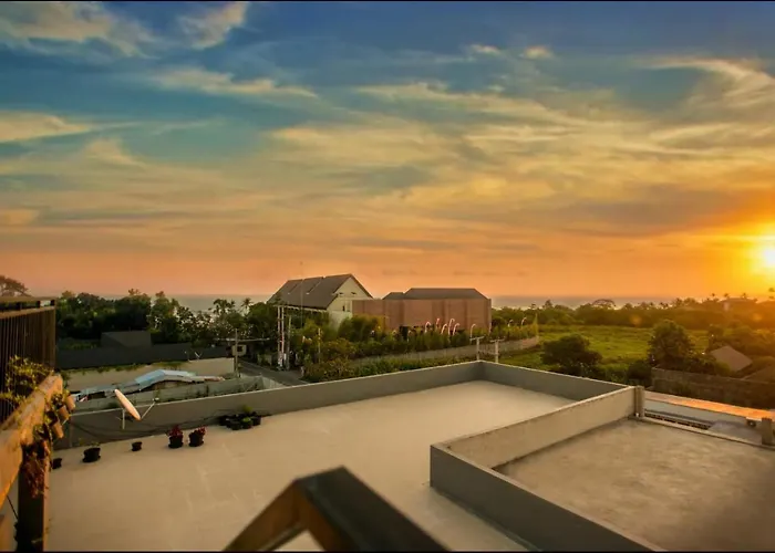 Guest house Canggu Ocean House Violet, Shared Pool - By Walk To The Beach!